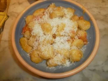 Rezept: Handgemachte Kräutergnocchi mit Tomaten und Parmesan Handgemachte Kräutergnocchi mit Tomaten und Parmesan - Rezept