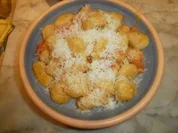 Rezept: Handgemachte Krรคutergnocchi mit Tomaten und Parmesan Handgemachte Krรคutergnocchi mit Tomaten und Parmesan - Rezept