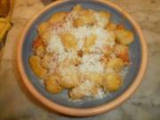 Handgemachte Kräutergnocchi mit Tomaten und Parmesan - Rezept