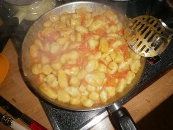 Rezept: Handgemachte Kräutergnocchi mit Tomaten und Parmesan Bild Nr. 13 Handgemachte Kräutergnocchi mit Tomaten und Parmesan - Rezept - Bild Nr. 13