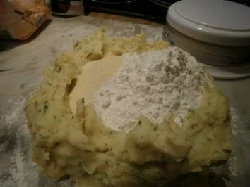 Rezept: Handgemachte Kräutergnocchi mit Tomaten und Parmesan Bild Nr. 6 Handgemachte Kräutergnocchi mit Tomaten und Parmesan - Rezept - Bild Nr. 6