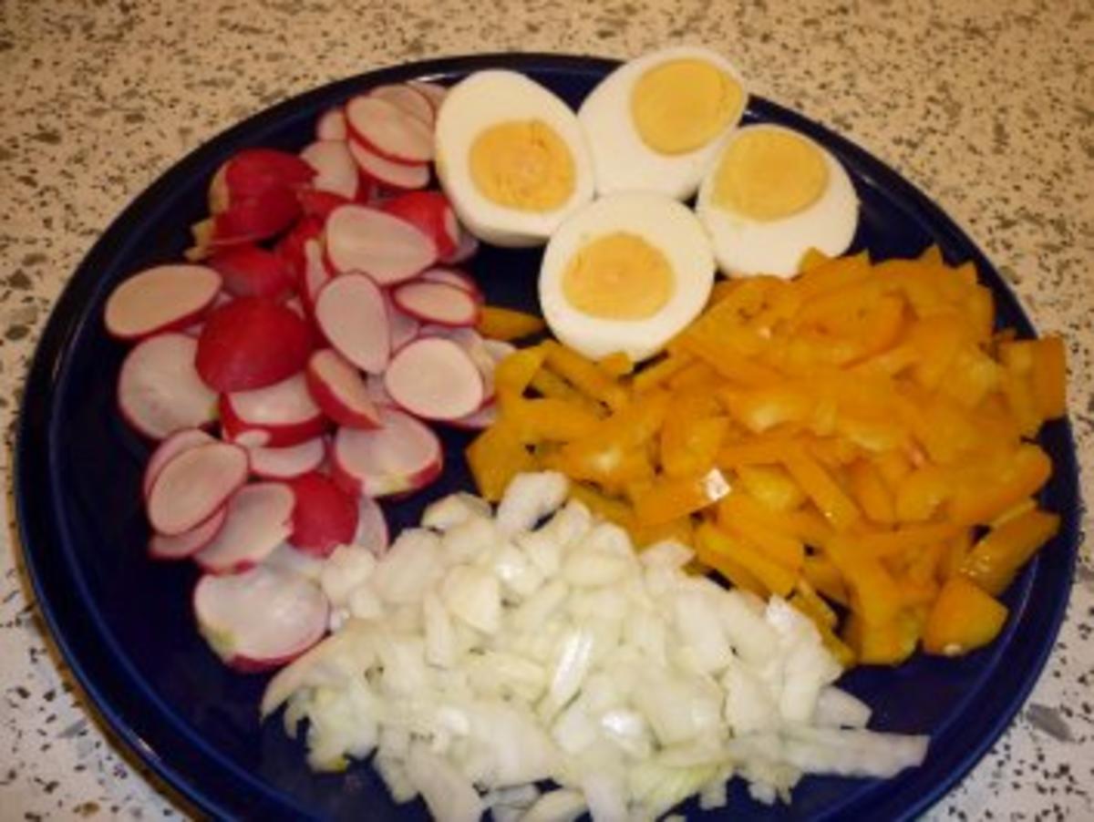 Feldsalat mit Eiern , Paprikastreifen und Radischen - Rezept - Bild Nr. 2