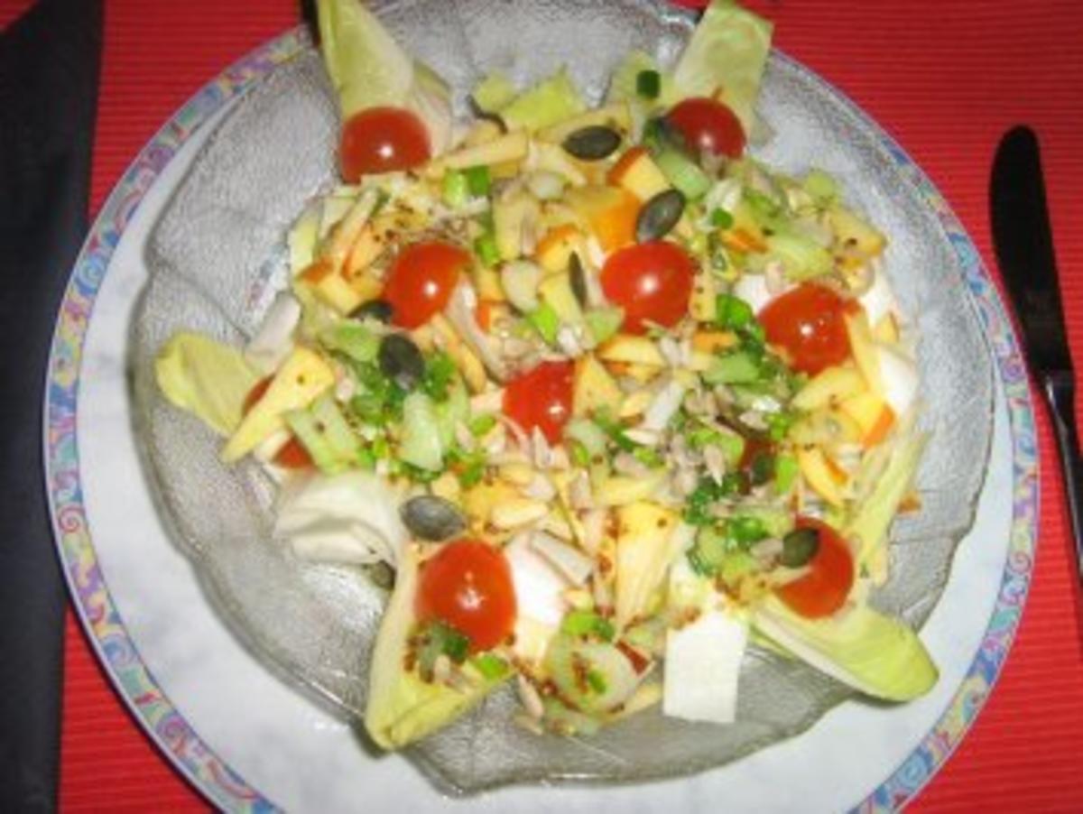Chicoreesalat mit Apfelstiften und Tomätchen und einer Mandarinen-Senf-Vingrette - Rezept