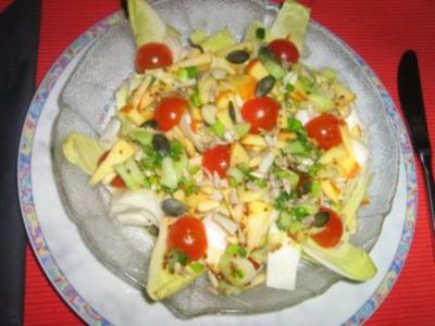 Rezept: Chicoreesalat mit Apfelstiften und Tomätchen und einer Mandarinen-Senf-Vingrette Chicoreesalat mit Apfelstiften und Tomätchen und einer Mandarinen-Senf-Vingrette - Rezept