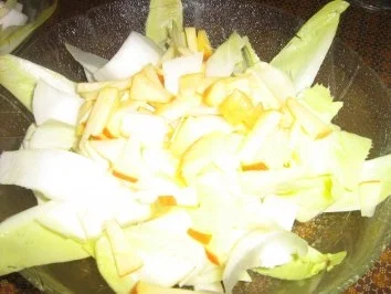 Rezept: Chicoreesalat mit Apfelstiften und Tomätchen und einer Mandarinen-Senf-Vingrette Bild Nr. 3 Chicoreesalat mit Apfelstiften und Tomätchen und einer Mandarinen-Senf-Vingrette - Rezept - Bild Nr. 3