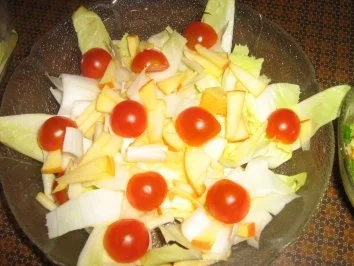 Rezept: Chicoreesalat mit Apfelstiften und Tomätchen und einer Mandarinen-Senf-Vingrette Bild Nr. 4 Chicoreesalat mit Apfelstiften und Tomätchen und einer Mandarinen-Senf-Vingrette - Rezept - Bild Nr. 4