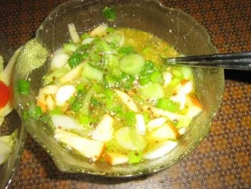 Rezept: Chicoreesalat mit Apfelstiften und Tomätchen und einer Mandarinen-Senf-Vingrette Bild Nr. 6 Chicoreesalat mit Apfelstiften und Tomätchen und einer Mandarinen-Senf-Vingrette - Rezept - Bild Nr. 6