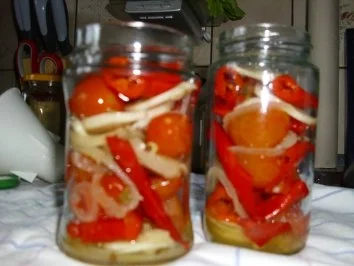 Rezept: Chillischarfe Coktailtomaten Süß-Sauer mit Knoblauch Chillischarfe Coktailtomaten Süß-Sauer mit Knoblauch - Rezept