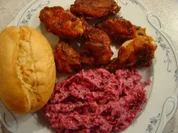 Rezept: Rotkohl-Salat mit gebratenen Chicken Wings Rotkohl-Salat mit gebratenen Chicken Wings - Rezept