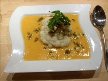 Rezept: Gemüsecreme-Süppchen mit Blumenkohl u Eischmelze Gemüsecreme-Süppchen mit Blumenkohl u Eischmelze - Rezept