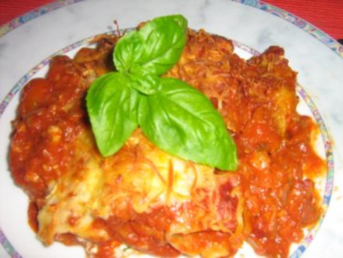 Cannelloni gefüllt mit Chamignon-Kräuter- Ricotta in Tomatensoße ...