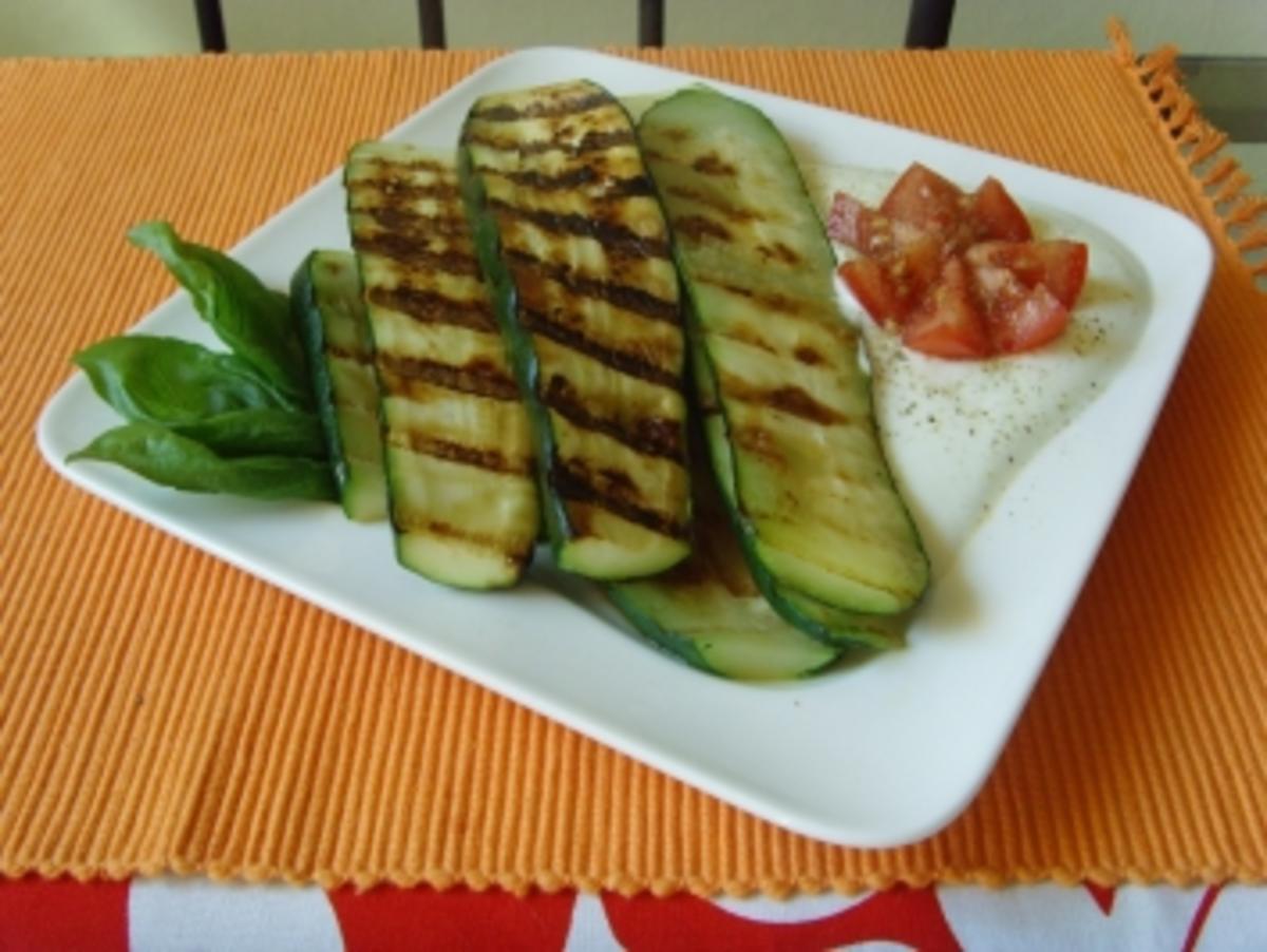 Gegrillte Zucchini mit Joghurt dip - Rezept - kochbar.de