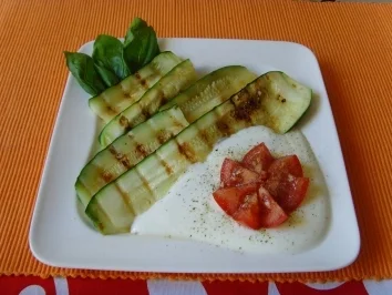 Rezept: Gegrillte Zucchini mit Joghurt dip Gegrillte Zucchini mit Joghurt dip - Rezept