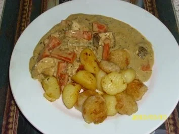 Rezept: Hähnchen-Geschnetzeltes mit gebratenen Knödeln Hähnchen-Geschnetzeltes mit gebratenen Knödeln - Rezept