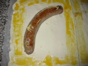 Rezept: Herzhaft umhüllte Bratwurst im Blätterteig Bild Nr. 7 Herzhaft umhüllte Bratwurst im Blätterteig - Rezept - Bild Nr. 7
