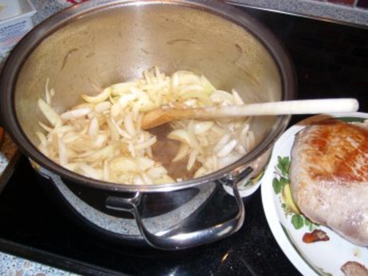 Zwiebelbraten mit Rotkohl und Knödel - Rezept - kochbar.de