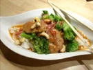 Filet-Broccoli-Wokpfanne mit Cashewkernen in Chili-Sesamsoße - Rezept
