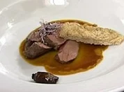 Schulter vom Frischling mit eingelegten Zwiebeln und Rosmarinbrot - Rezept