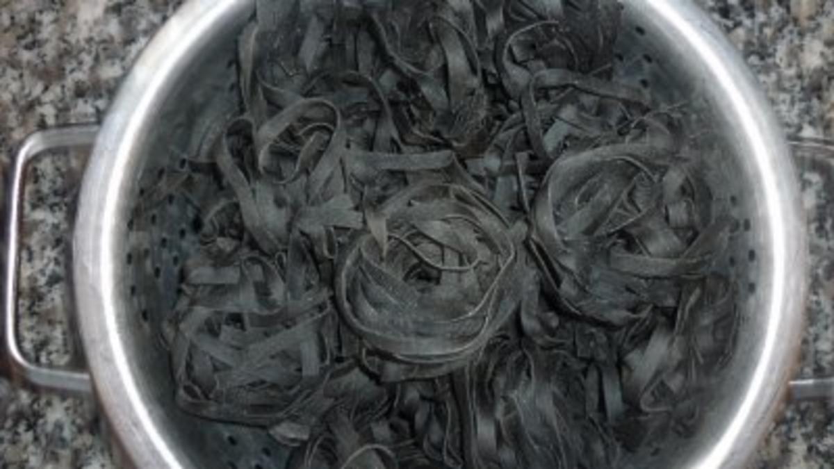 Schwarze Tonnarelli al nero mit Waldpilz- Metaxa -Sauce und Schweinefilet - Rezept - Bild Nr. 3