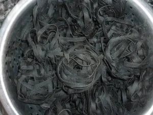 Schwarze Tonnarelli al nero mit Waldpilz- Metaxa -Sauce und Schweinefilet - Rezept - Bild Nr. 3