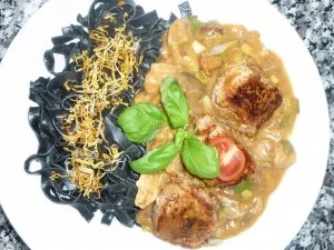 Schwarze Tonnarelli al nero mit Waldpilz- Metaxa -Sauce und Schweinefilet - Rezept
