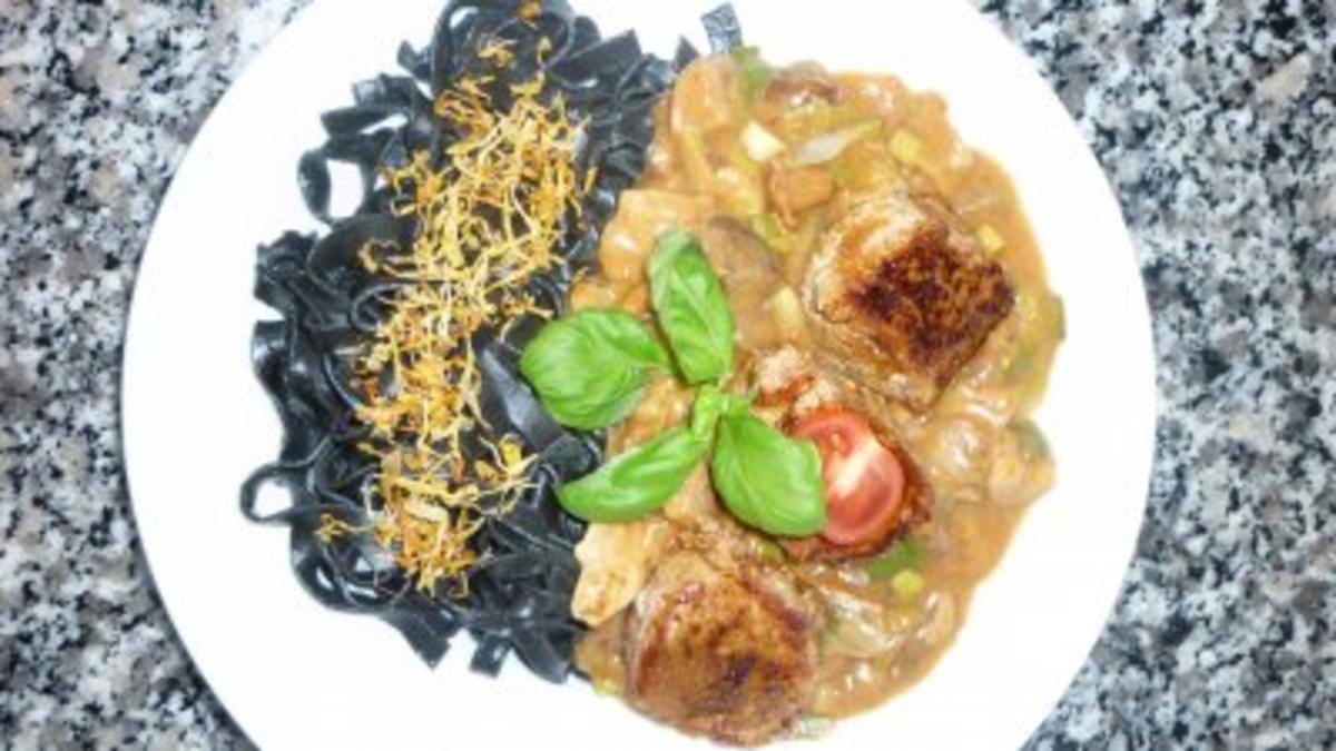 Bilder für Schwarze Tonnarelli al nero mit Waldpilz- Metaxa -Sauce und Schweinefilet - Rezept