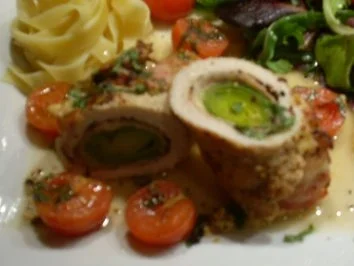 Rezept: Putenröllchen gefüllt, in Basilikum-Weißweinsauce Bild Nr. 2 Putenröllchen gefüllt, in Basilikum-Weißweinsauce - Rezept - Bild Nr. 2