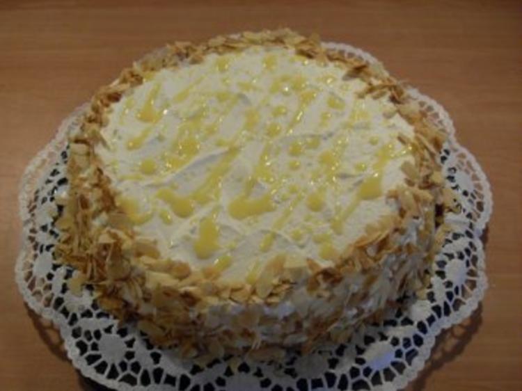 Schicht Torte aus weißer Schokolade und Eierlikör - 314 kcal/100g Schicht Torte aus weißer Schokolade und Eierlikör - 314 kcal/100g
