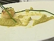 Gegrillte Jakobsmuscheln an Erbsenpüree und Minzvinaigrette - Rezept
