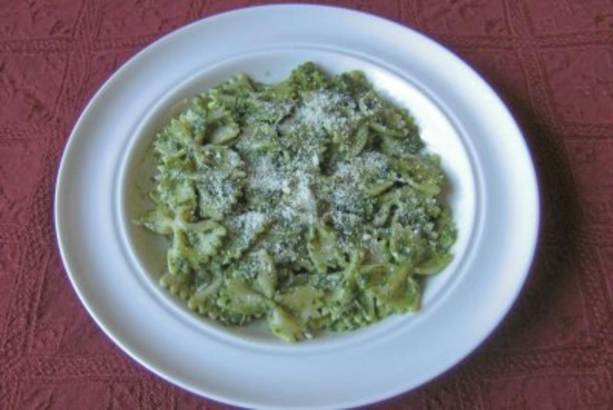 Farfalle mit Spinat und Basilikum - Rezept