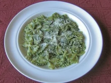 Rezept: Farfalle mit Spinat und Basilikum Farfalle mit Spinat und Basilikum - Rezept