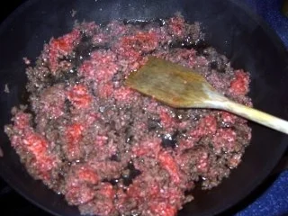 Ziegenkäse-Hackfleischtaschen mit Joghurt-Knoblauch-Minz-Sauce - Rezept - Bild Nr. 2