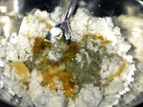 Ziegenkäse-Hackfleischtaschen mit Joghurt-Knoblauch-Minz-Sauce - Rezept - Bild Nr. 4