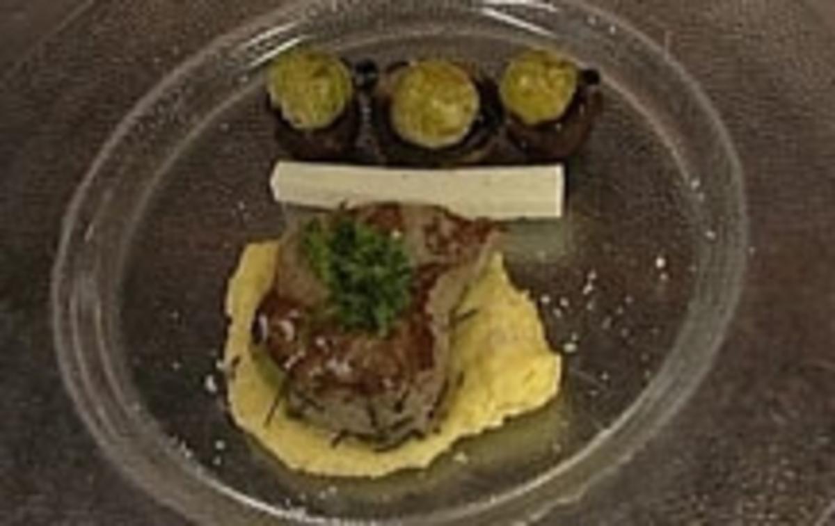 Bilder für Kalbsfilet im Rosmarin-Tonmantel auf Speckschaum mit Rosenkohl im Pilzkopf und Polenta - Rezept