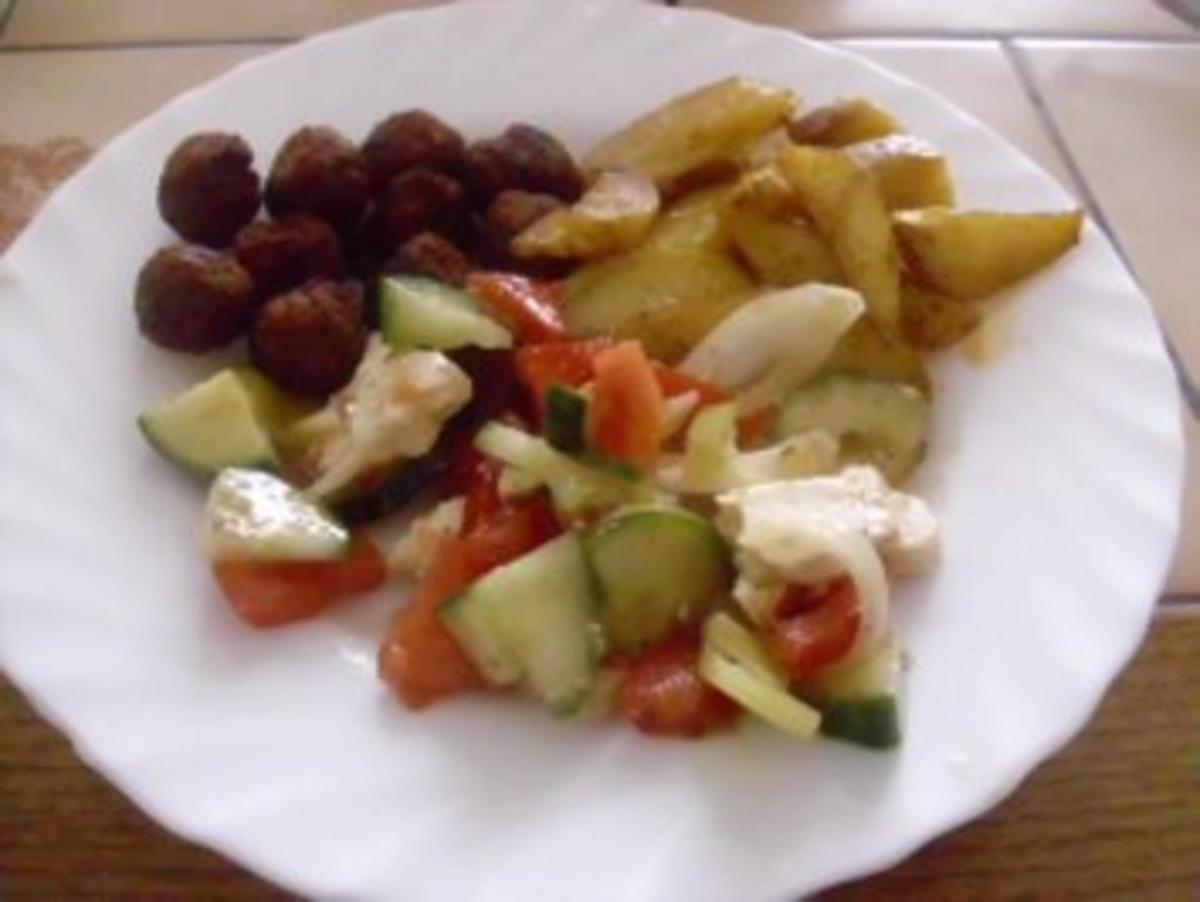 Frikadellen mit Minze ~ Kartoffelspalten ~ gr. Salat ( siehe Kb) - Rezept