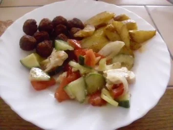 Frikadellen mit Minze ~ Kartoffelspalten ~ gr. Salat ( siehe Kb) - Rezept