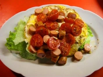 gerührtes Ei mit Würstchen und Tomaten..... - Rezept
