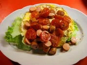 gerührtes Ei mit Würstchen und Tomaten..... - Rezept