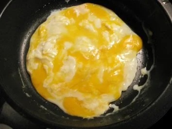 gerührtes Ei mit Würstchen und Tomaten..... - Rezept - Bild Nr. 3