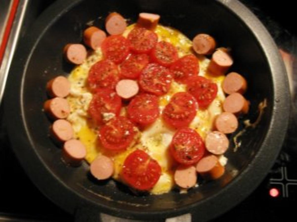gerührtes Ei mit Würstchen und Tomaten..... - Rezept