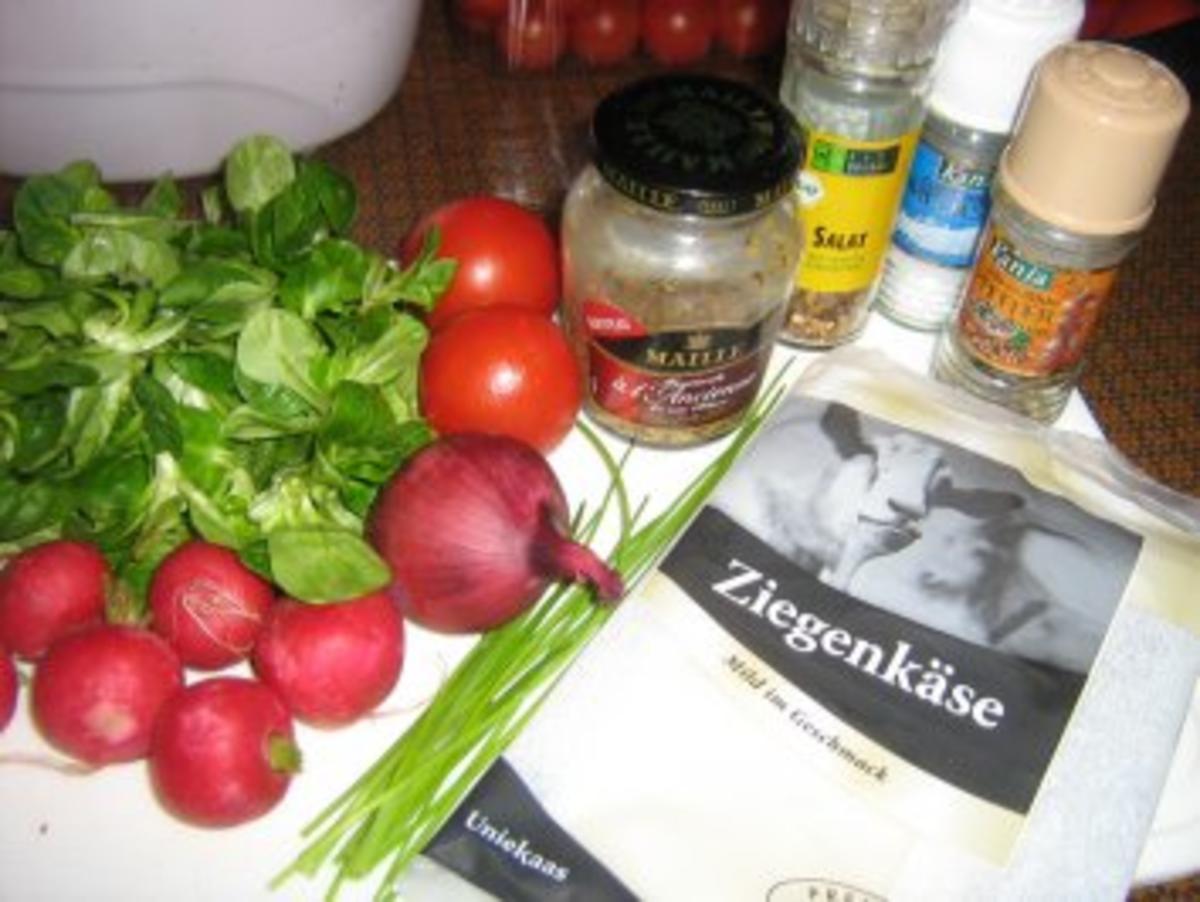 Feldsalat mit Tomatenfilets und Radieschen - Rezept - Bild Nr. 2
