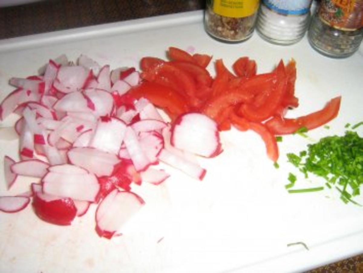 Feldsalat mit Tomatenfilets und Radieschen - Rezept - Bild Nr. 3