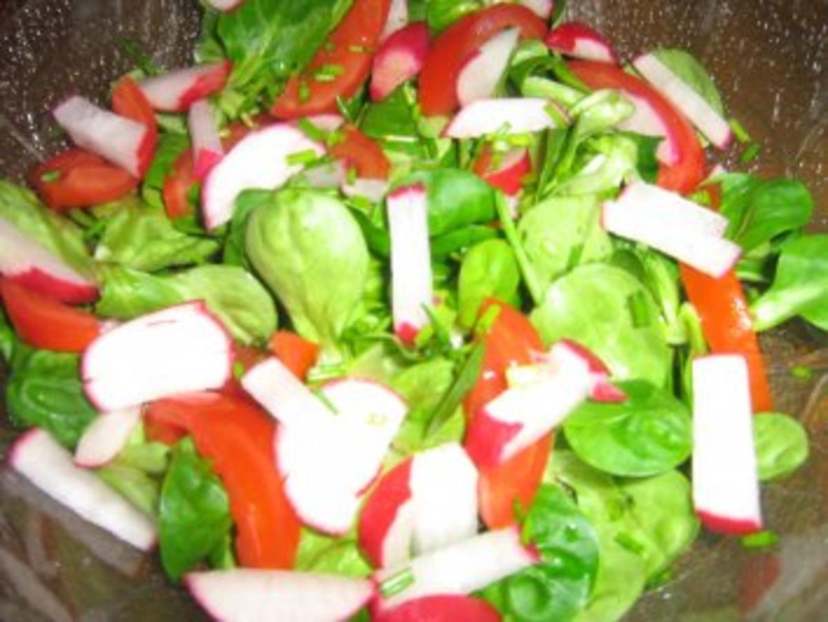 Feldsalat mit Tomatenfilets und Radieschen - Rezept - Bild Nr. 5