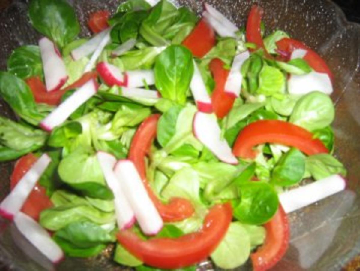 Feldsalat mit Tomatenfilets und Radieschen - Rezept - Bild Nr. 6
