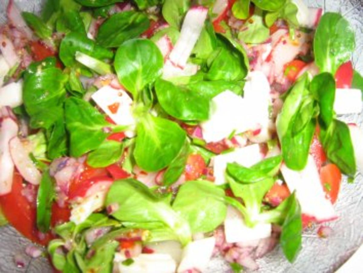 Feldsalat mit Tomatenfilets und Radieschen - Rezept