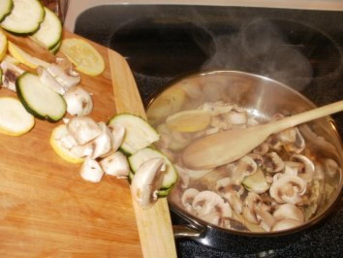 Gemuesse- Pilze Zucchini Stroganoff - mit Amerikanischem  BBQ vom Grill Huhn oder Steak - Ich servierte Huhn damit - Rezept - Bild Nr. 4