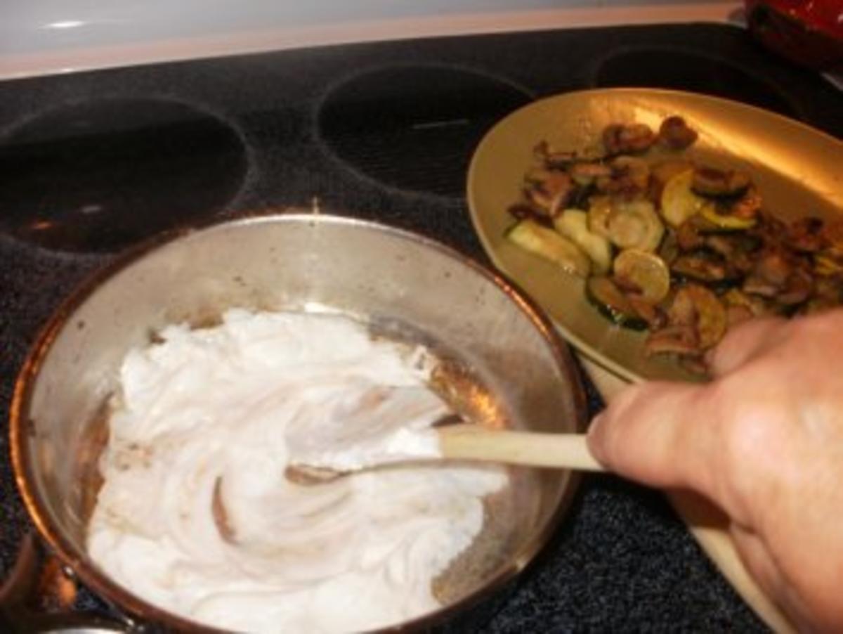 Gemuesse- Pilze Zucchini Stroganoff - mit Amerikanischem  BBQ vom Grill Huhn oder Steak - Ich servierte Huhn damit - Rezept - Bild Nr. 5