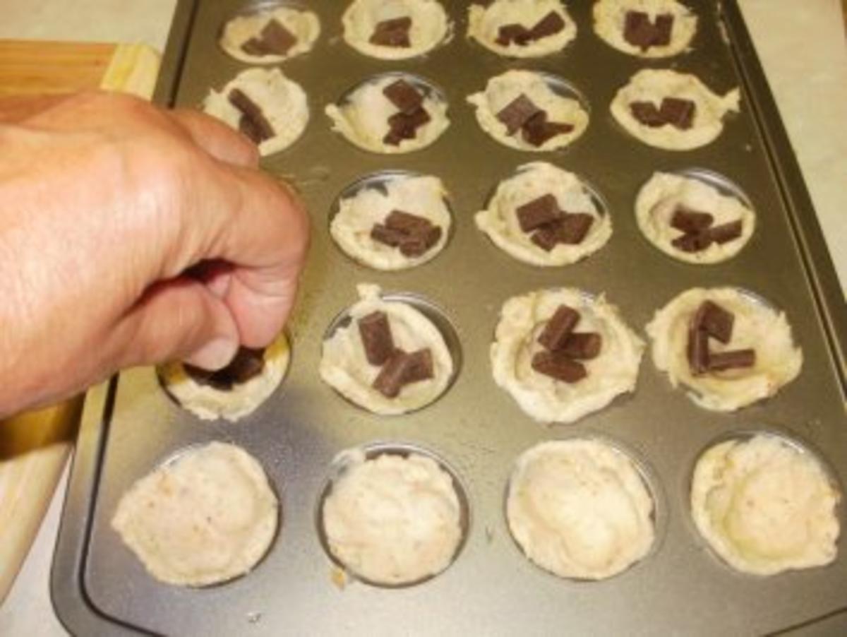 Muffins Mini:  Rum- Schokolate Chips gefuellte kleine Muffins - Gefuellt -Elegant fuer Besuch zum Kaffee - Rezept - Bild Nr. 6