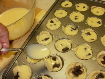 Muffins Mini:  Rum- Schokolate Chips gefuellte kleine Muffins - Gefuellt -Elegant fuer Besuch zum Kaffee - Rezept - Bild Nr. 7