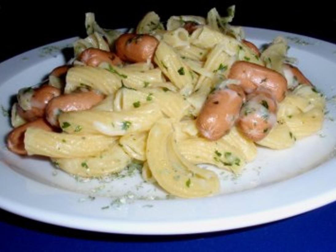 Schnelle Käsenudeln mit Miniwürstchen - schnell &amp; einfach - 249 kcal/100g